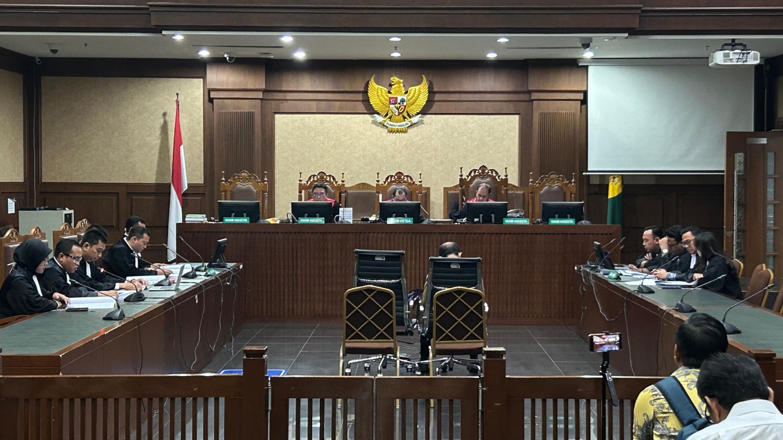 Hakim Agung nonaktif Mahkamah Agung (MA), Gazalba Saleh didakwa menerima gratifikasi dan TPPU oleh JPU KPK. (SinPo.id/David).