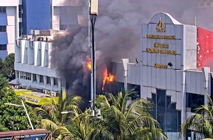 Penampakan kebakaran di Kampus F Universitas Trisakti, Cempaka Putih. (SinPo.id/Instagram)