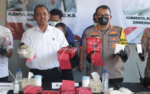 Ungkap kasus penggerebekan pabrik narkoba di Surabaya (SinPo.id/ Humas Polri)