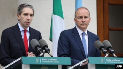 PM Irlandia Simon Harris (kiri), didampingi Menlu Irlandia Michel Martin (SinPo.id/AFP)