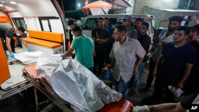 Petugas medis Palestina memindahkan jenazah korban pengeboman Israel (SinPo.id/AP)