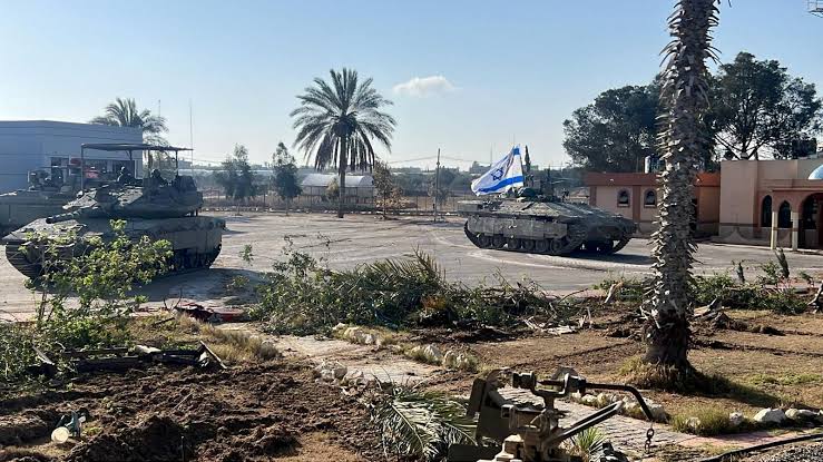 Tank Israel yang beroperasi di sekitar perbatasan Rafah (SinPo.id/ Reuters)