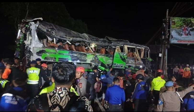 Evakuasi korban kecelakaan bus rombongan SMK (SinPo.id/Antara)