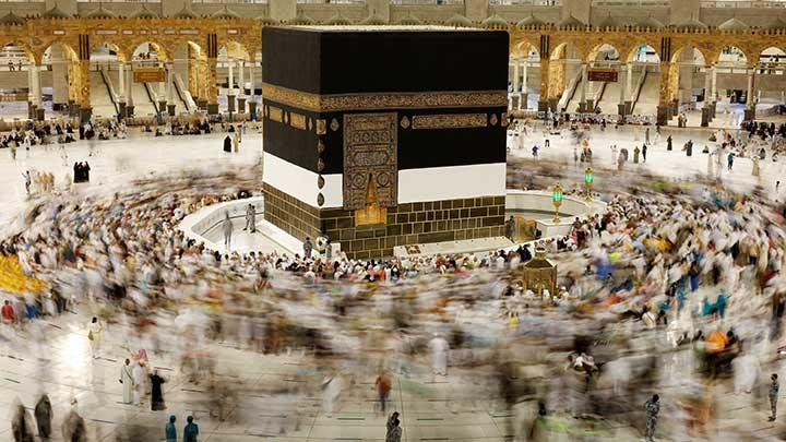 Ratusan umat muslim melakukan tawaf di kabah pada hari-hari terakhir ibadah haji di Masjidil Haram di kota suci Mekah, Arab Saudi 10 Juli 2022. (SinPo.id/Reuters)
