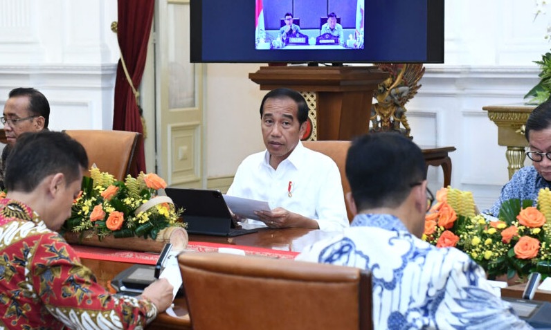 Presiden Joko Widodo menggelar rapat terbatas bersama sejumlah Menteri Kabinet Indonesia Maju pada Jumat, 3 Mei 2024, di Istana Merdeka, Jakarta. (SinPo.id/BPMI Setpres)