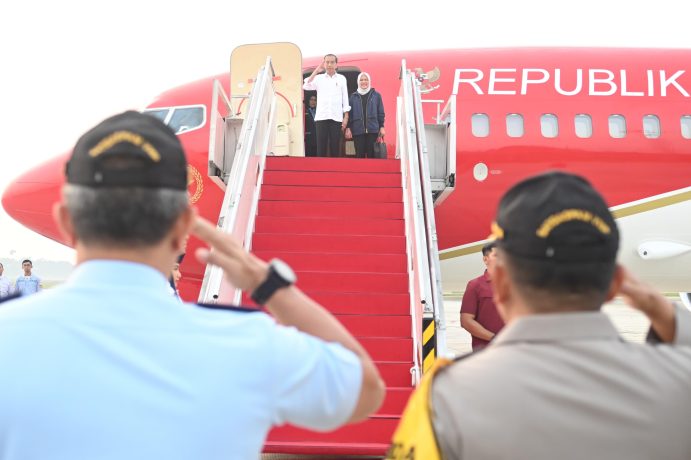 Presiden Joko Widodo bersama Iriana Jokowi saat hendak terbang ke Sumbar (SinPo.id/Setkab)