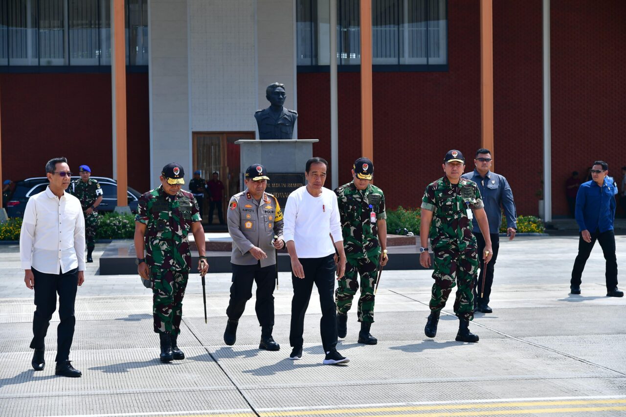 Presiden Joko Widodo bertolak menuju Provinsi Sulawesi Tenggara untuk melakukan kunjungan kerja pada Minggu, 12 Mei 2024. (SinPo.id/BPMI Setpres)