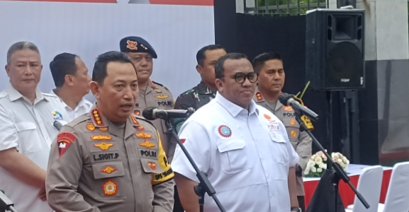 Kapolri Jenderal Pol Listyo Sigit Prabowo bersama Andi Gani Nena Wea (SinPo.id/ Sigit Nuryadin)