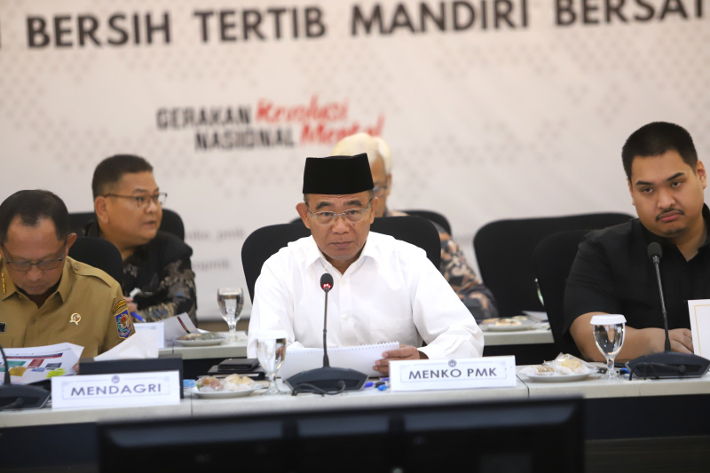 Menko PMK Muhadjir memimpin Rakor Tingkat Menteri dengan Mendagri Tito Karnavian dan Menpora Dito Arietedjo bahas persiapan PON Aceh dan Sumatera Utara (Ashar/SinPo.id)