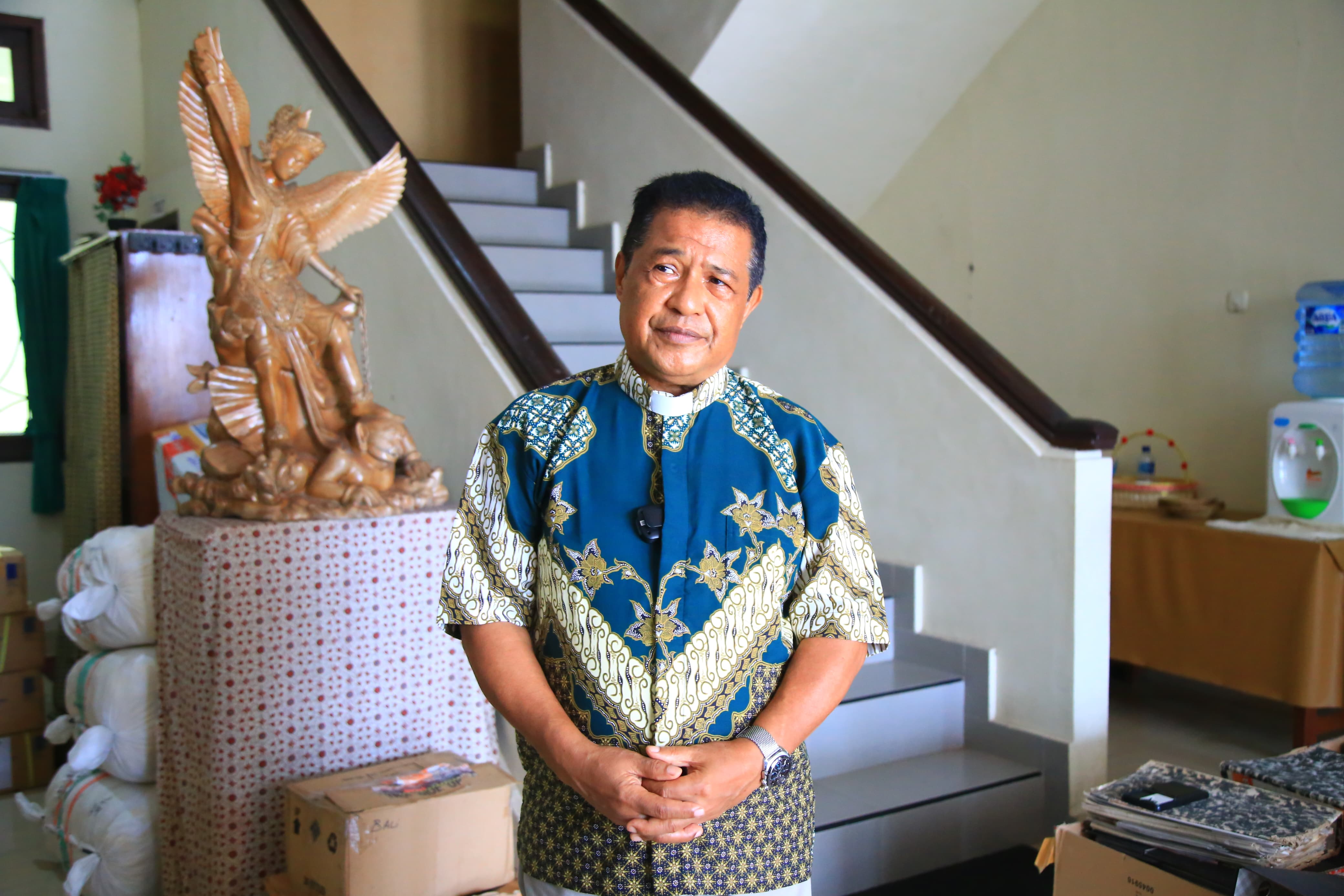 Vikaris Jenderal (Vikjen) Keuskupan Denpasar Romo Yosef Wora (SinPo.id/ Humas Polri)