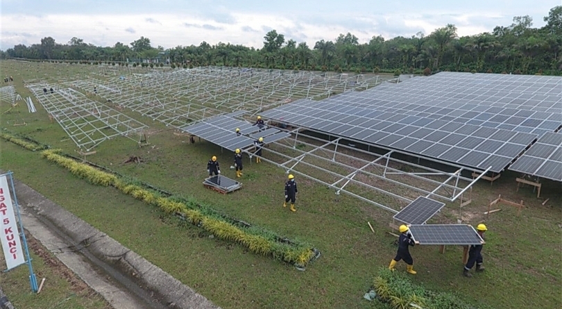 Pemasangan panel surya di wilayah kerja Pertamina Rokan Hulu. (SinPo.id/Dok. Pertamina)