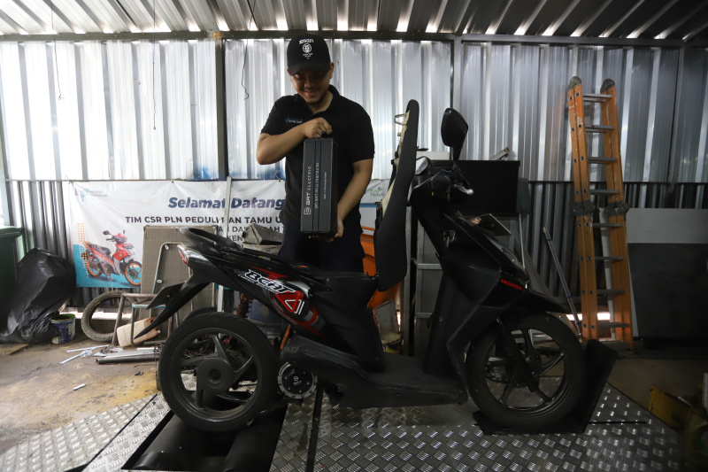 Institut Teknologi PLN sedang melakukan Konversi Sepeda motor biasa menjadi sepeda motor listrik (Ashar/SinPo.id)
