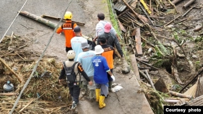 Tim sar mencari korban banjir di Sumbar (Sinpo.id/reutres)