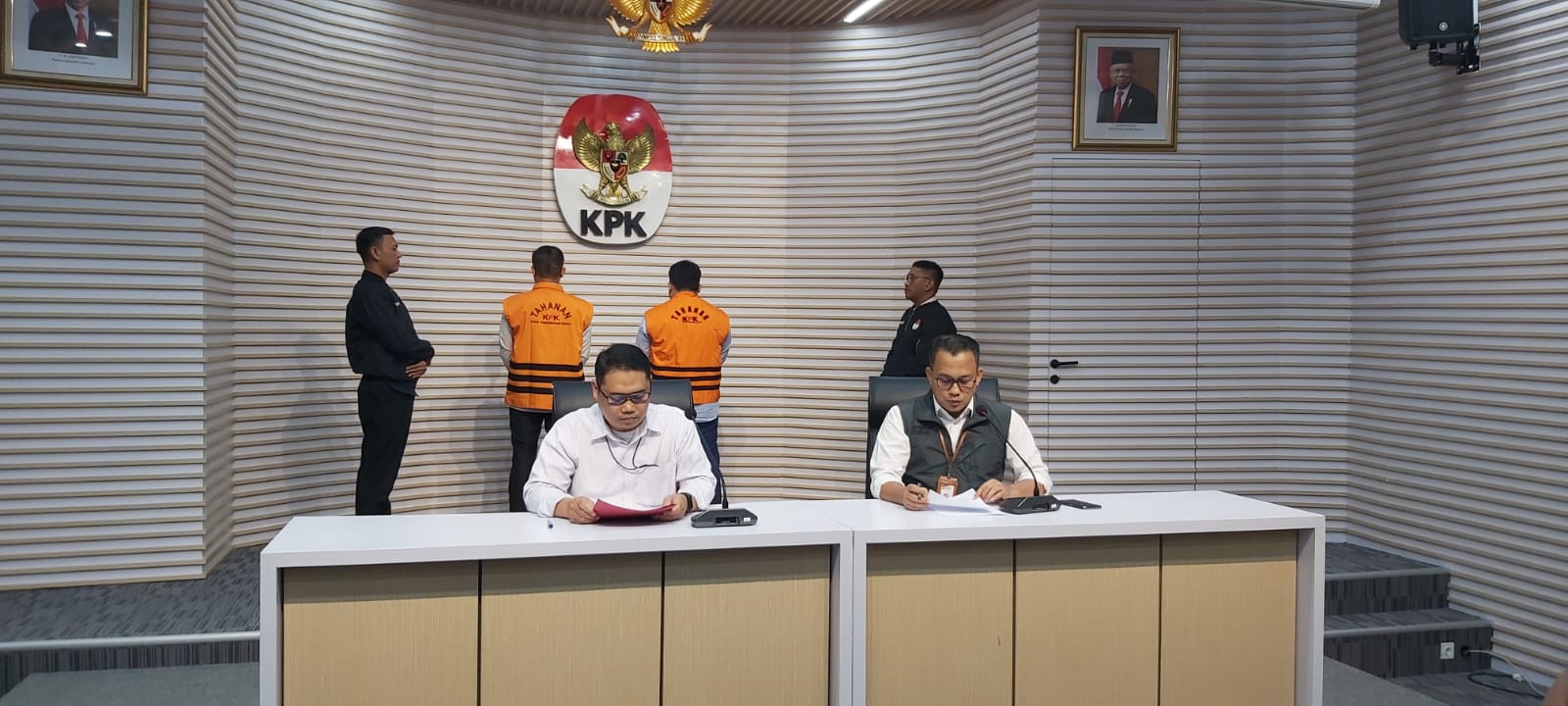 Konferensi pers penahanan dua tersangka PT Amarta Karya (SinPo.id/ David)