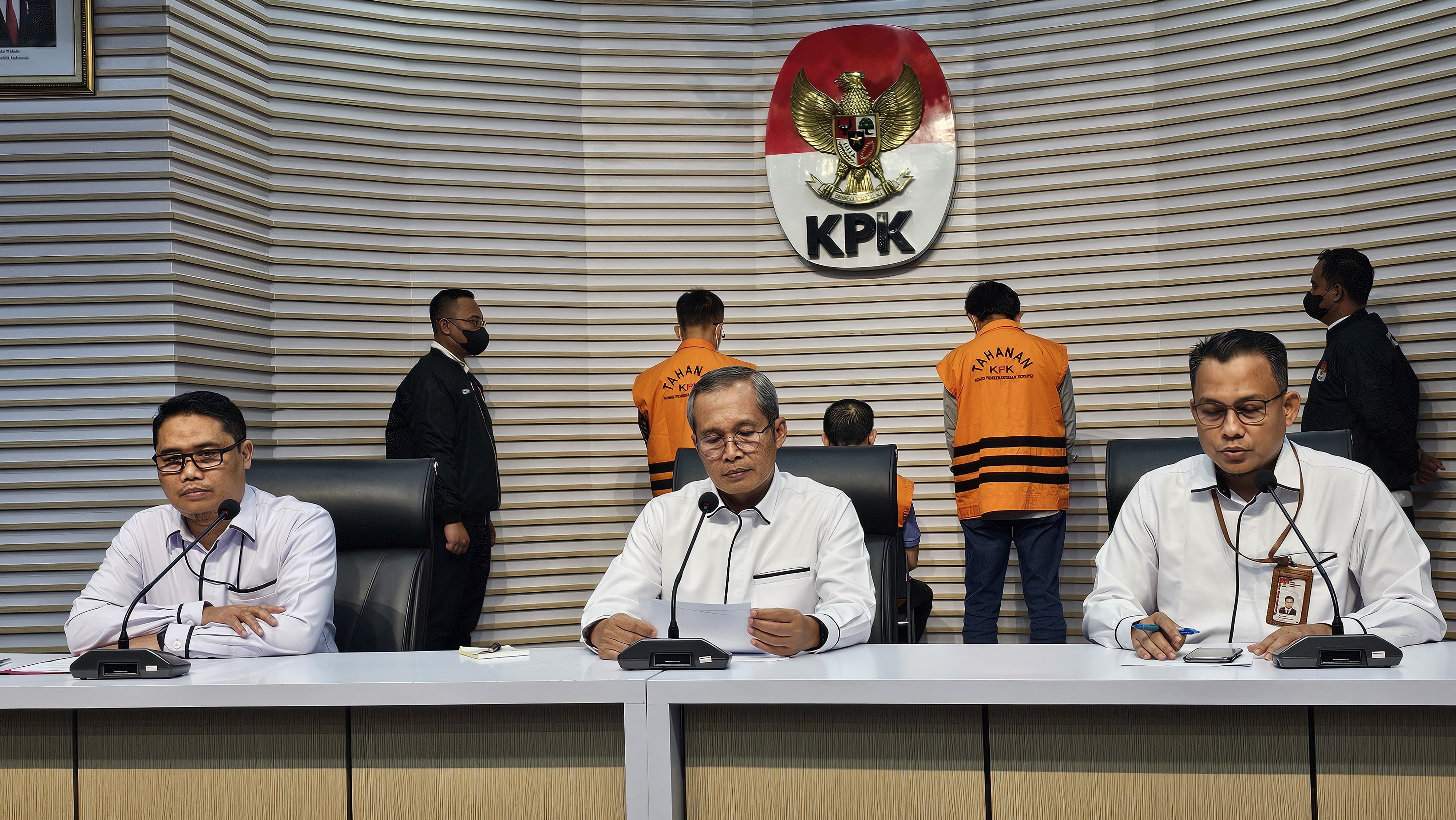 KPK tahaneks Direktur Utama PT Perkebunan Nusantara atau PTPN XI, Mochamad Cholidi terkait kasus korupsi (SinPo.id/david)