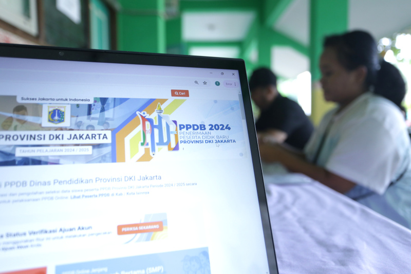 Pelayanan informasi pendaftaran penerimaan peserta didik baru (PPDB) DKI Jakarta tahun 2024 di SD Negeri Grogol Selatan 08 (Ashar/SinPo.id)