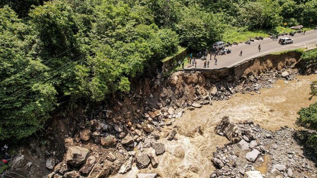 Ruas jalan utama Padang-Bukittinggi via Padang Panjang putus akibat banjir bandang pada Sabtu, 11 Mei 2024. (SinPo.id/Antara)