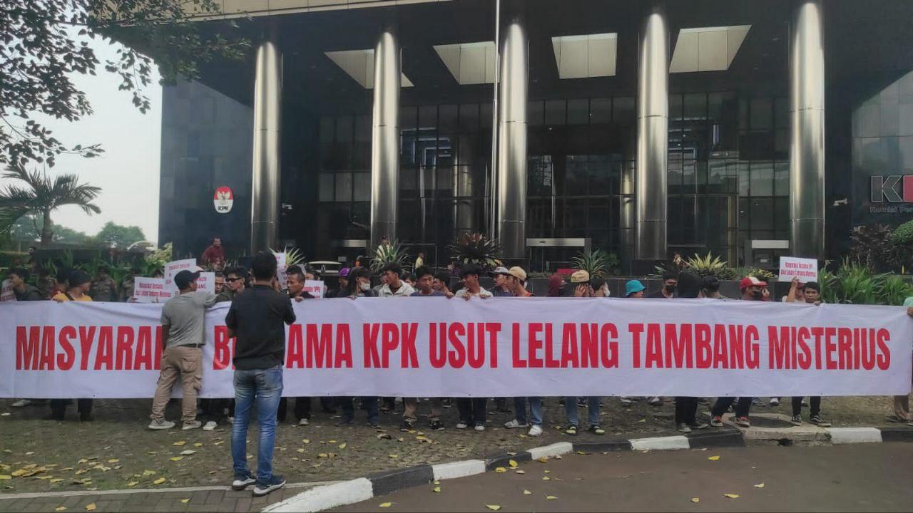 Massa aksi JRC KPK berorasi di depan Gedung KPK, Jakarta (Sinpo.id)