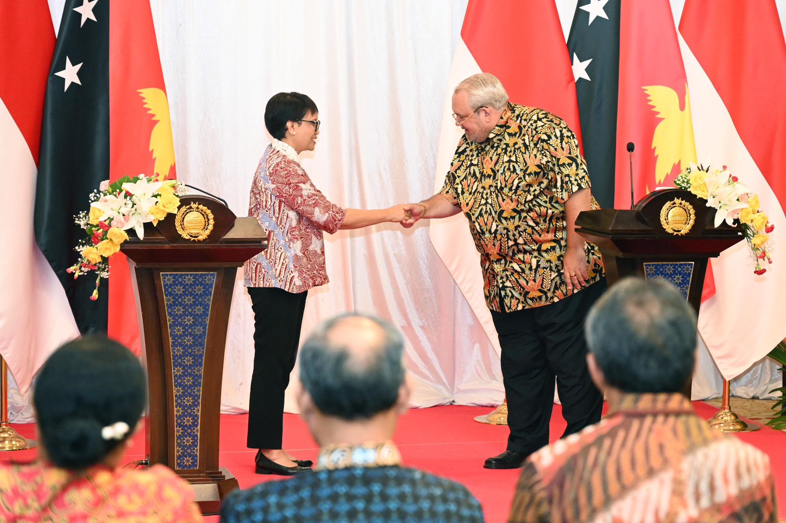 Menteri Luar Negeri RI, Retno Marsudi bertemu Menteri Luar Negeri Papua Nugini, Justin Tkatchenko. (SinPo.id/dok Kemlu)