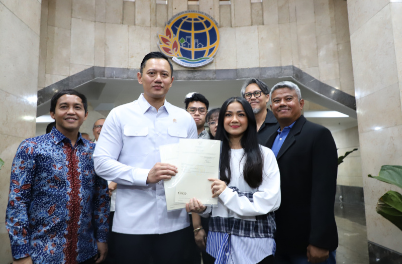 Aktris Nirina Zubir menerima sertifikat tanah dari Menteri ATR/BPN Agus Harimurti Yudhoyono (AHY) di Kementrian ATR/BPN (Ashar/SinPo.id)