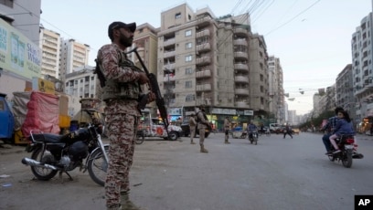 Tentara paramiliter berjaga di sepanjang pinggir jalan untuk memastikan keamanan di Karachi, Pakistan (SinPo.id/AP)