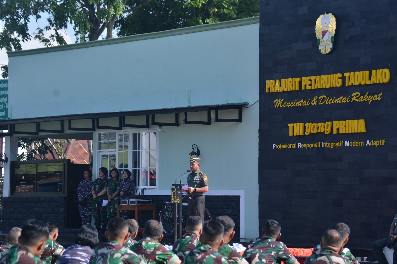 Panglima TNI Jenderal TNI Agus Subiyanto memberikan bantuan uang tunai sebagai Wujud Perhatian dan Kesejahteraan kepada Prajurit Korem 132/Tdl. (SinPo.id/Dok. Penrem_132)