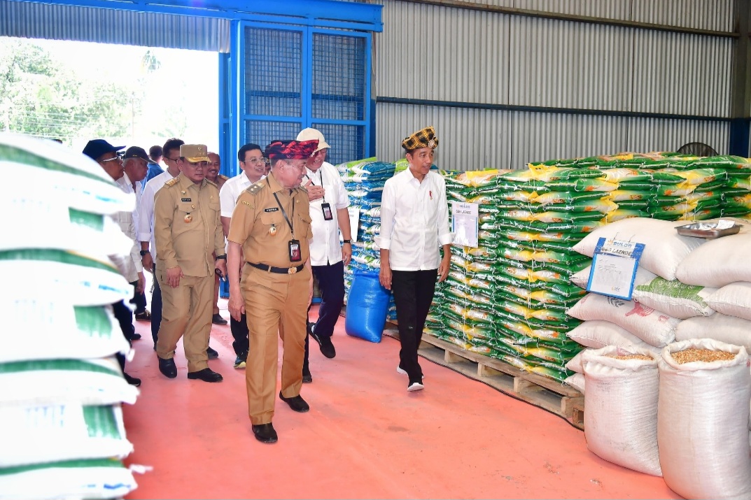 Presiden Jokowi tinjau stok beras di Gudang Bulog Muna, Sultra (SinPo.id/Setpres)