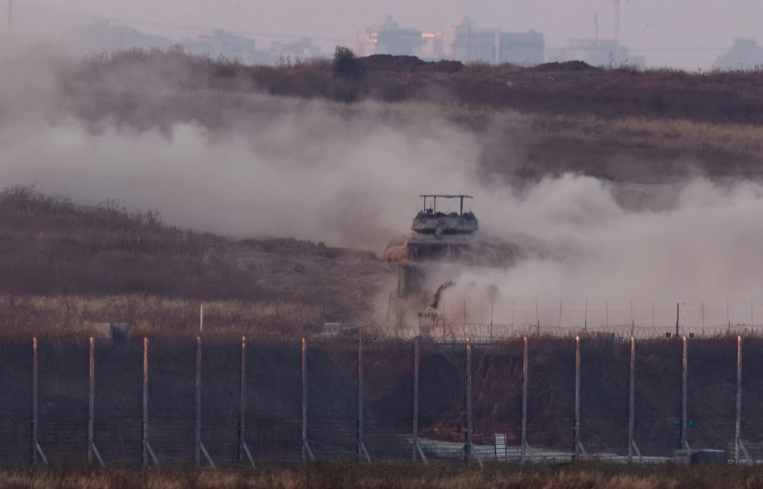 Tank-tank Israel bermanuver di sekitar zona perbatasan antara Gaza dan Mesir. (SinPo.id/Reuters)