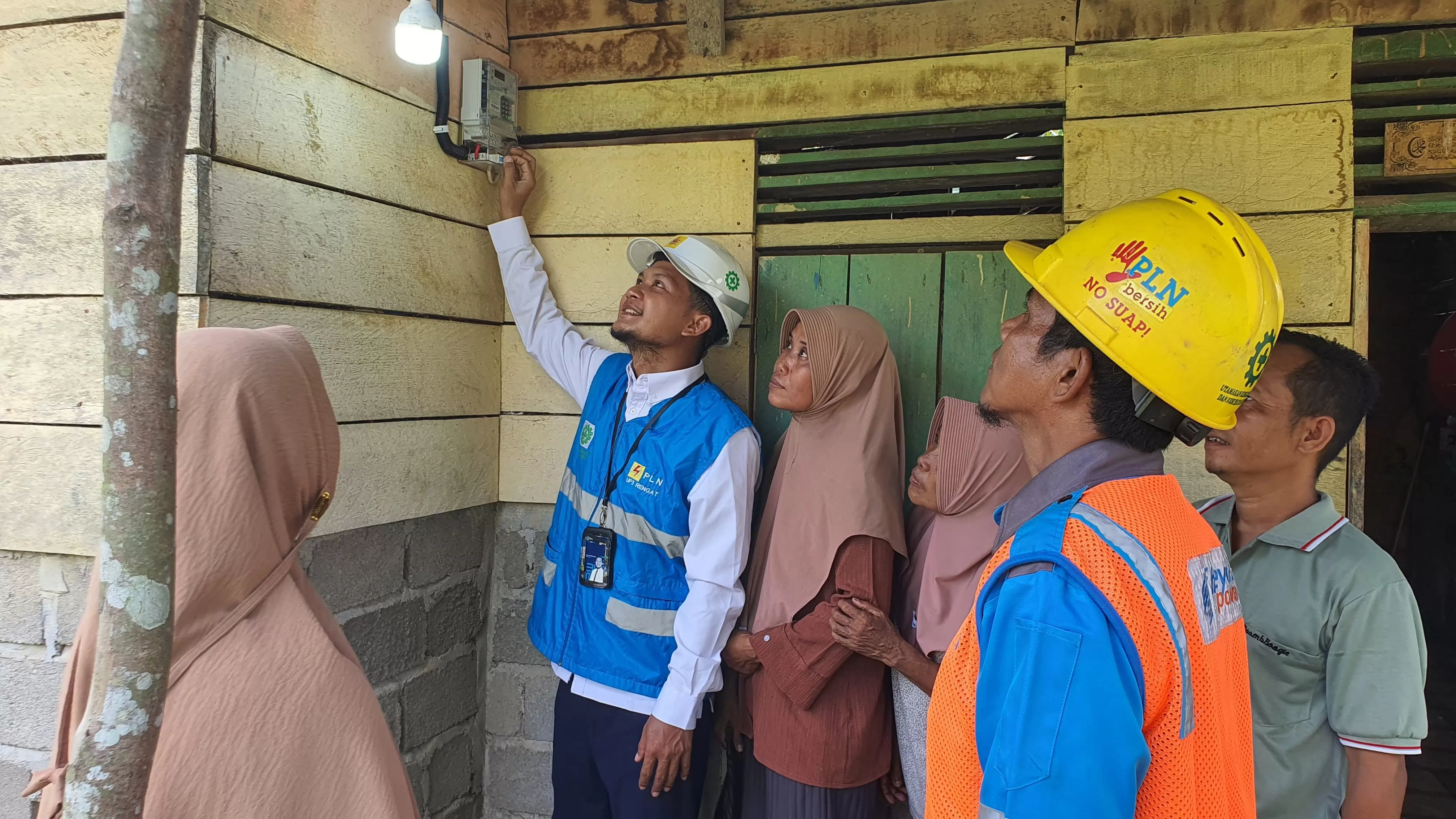Warga Dusun Cimpur, Desa Peranap, Kabupaten Indragiri Hulu, Riau bersuka cita saat penyalaan listrik 24 jam oleh PLN. (SinPo.id/Dok. PLN)