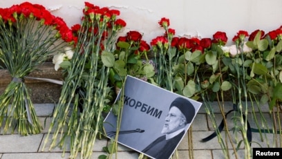 Bunga yang diletakkan di luar kedutaan Iran di Moskow, Rusia, sebagai penghormatan kepada Presiden Iran Ebrahim Raisi (SinPo.id/ Reuters)