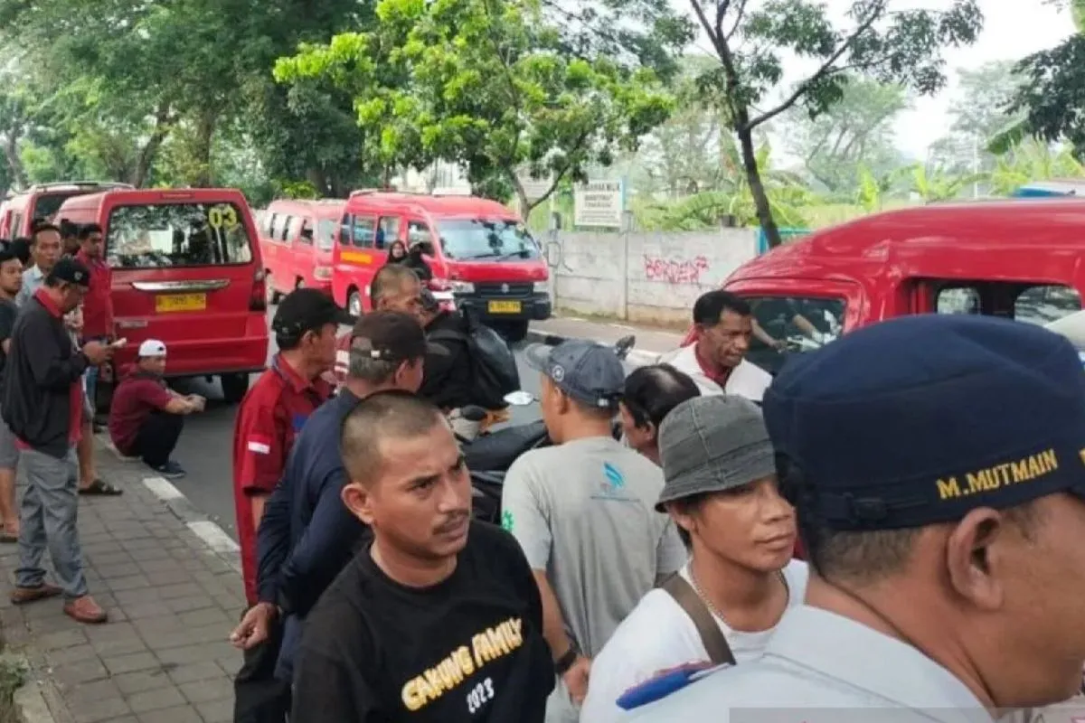Sejumlah angkot mogok sebagai aksi penolakan pengoperasian Bus Transjakarta jurusan 10 M di Jalan Tipar Cakung Cilincing pada Senin, 6 Mei 2024. (SinPo.id/Antara)