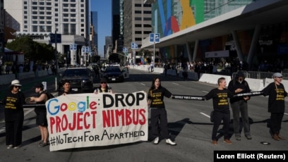 Para aktivis lokal dan pekerja teknologi memprotes kontrak Project Nimbus antara Google dan Amazon dengan militer dan pemerintah Israel di luar Konferensi Google (SinPo.id/Reuters)
