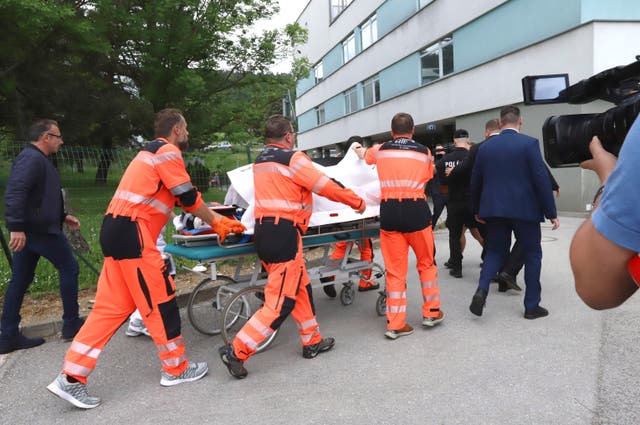 Perdana Menteti Slovakia, Robert Fico, saat dipindahkan ke rumah sakit di Banska Bystric dalam kondisi kritis. (SinPo.id/AP)