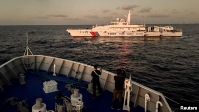 kapal Garda Pantai China menghentikan kapal Garda Pantai Filipina di laut china selatan (SinPo.id/Reuters)