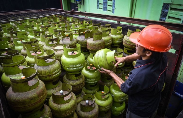 Pekerja melakukan bongkar muat gas elpiji 3 kg bersubsidi. (SinPo.id/Antara)