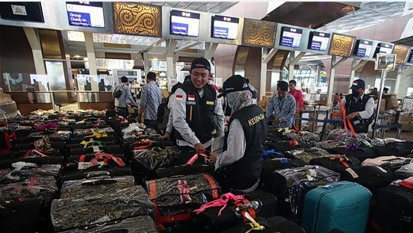 Ilustrasi petugas haji Indonesia  merapihkan koper bawaan di Bandara Soekarno Hatta. (SinPo.id/Antara)