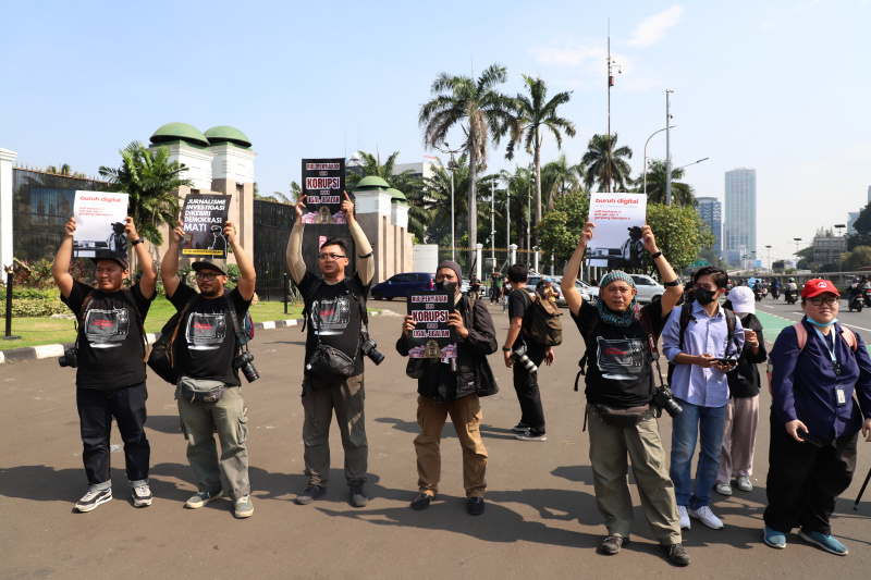 Pewarta Foto Indonesia bersama Profesi Jurnalis lainnya  gelar aksi terkait RUU Penyiaran (Ashar/SinPo.id)