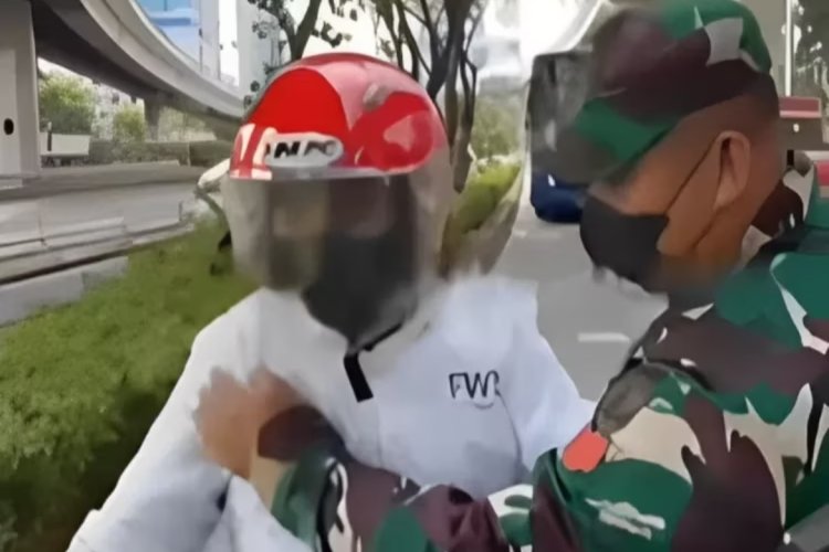 Pemotor jaket putih tidak terima ditilang polisi (SinPo.id/Instagram)