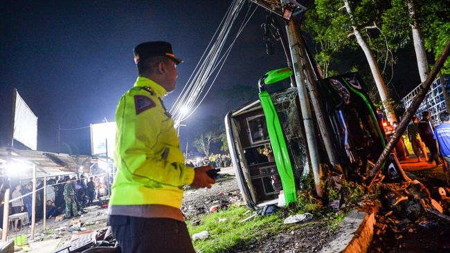 Evakuasi korban kecelakaan bus di Palasari Subang. (SinPo.id/Antara)