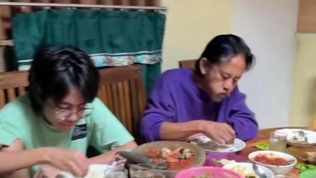 Momen aktor Epy Kusnandar makan bareng keluarganya dibagikan di instagram stories istrinya, Karina Ranau (SinPo.id/Instagram)