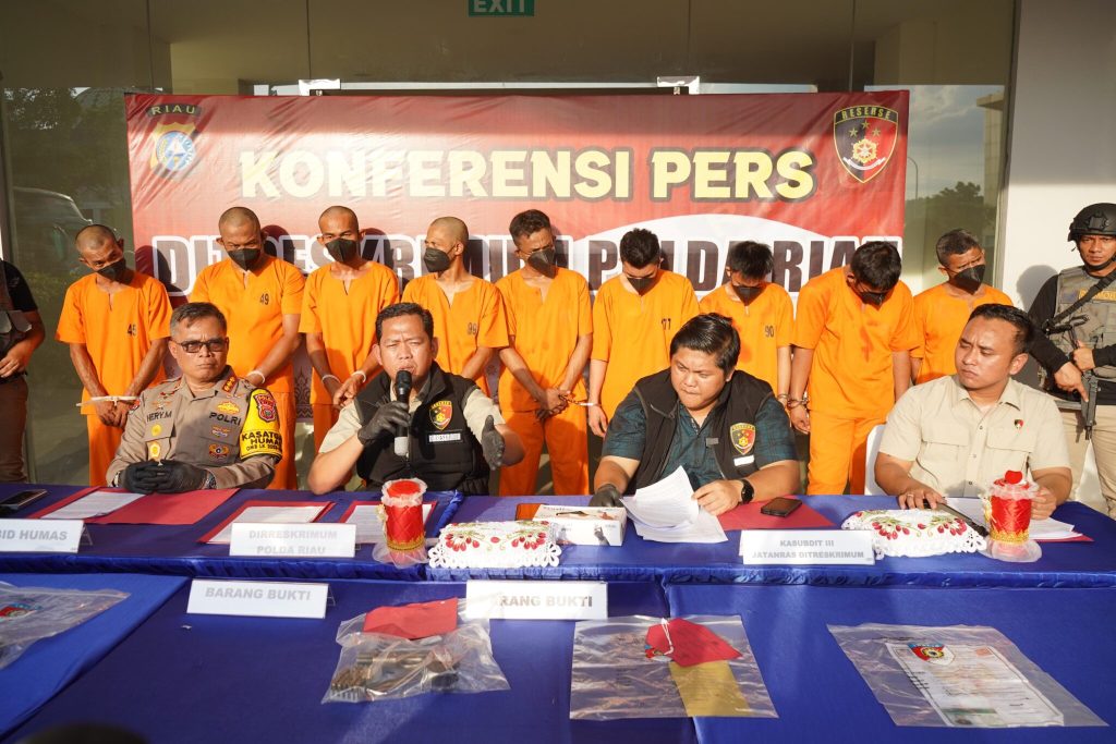 Konferensi pers kasus senpi ilegal di Polda Riau (SinPo.id/ Humas Polri)