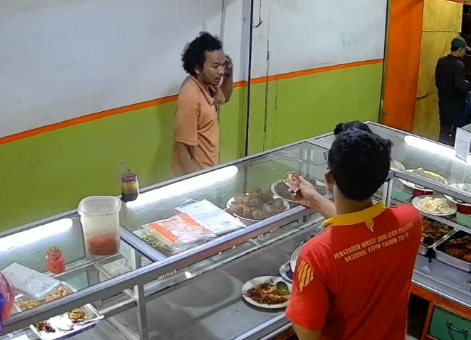 Pria kribo yang viral bayar makan seenaknya (SinPo.id/ tangkapan layar)