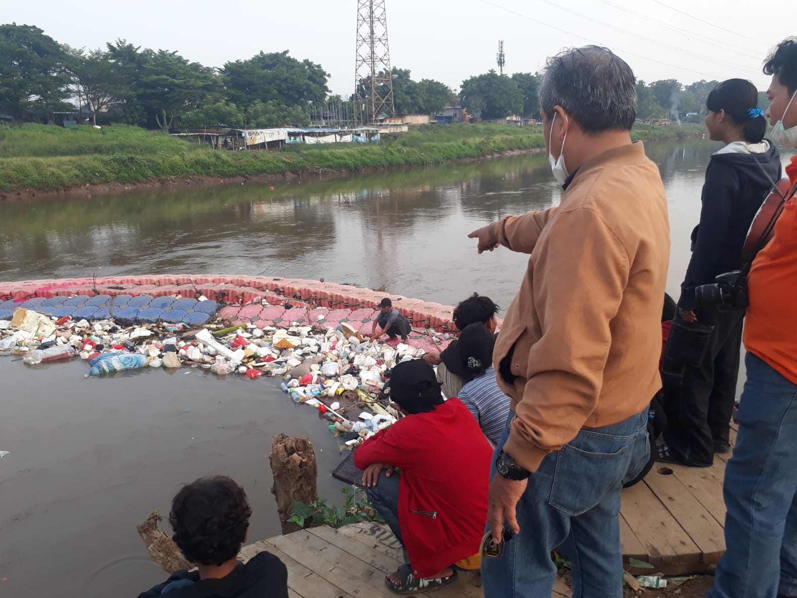 Penemuan mayat di Banjir Kanal Barat (SinPo.id/ Humas Polda Metro Jaya)