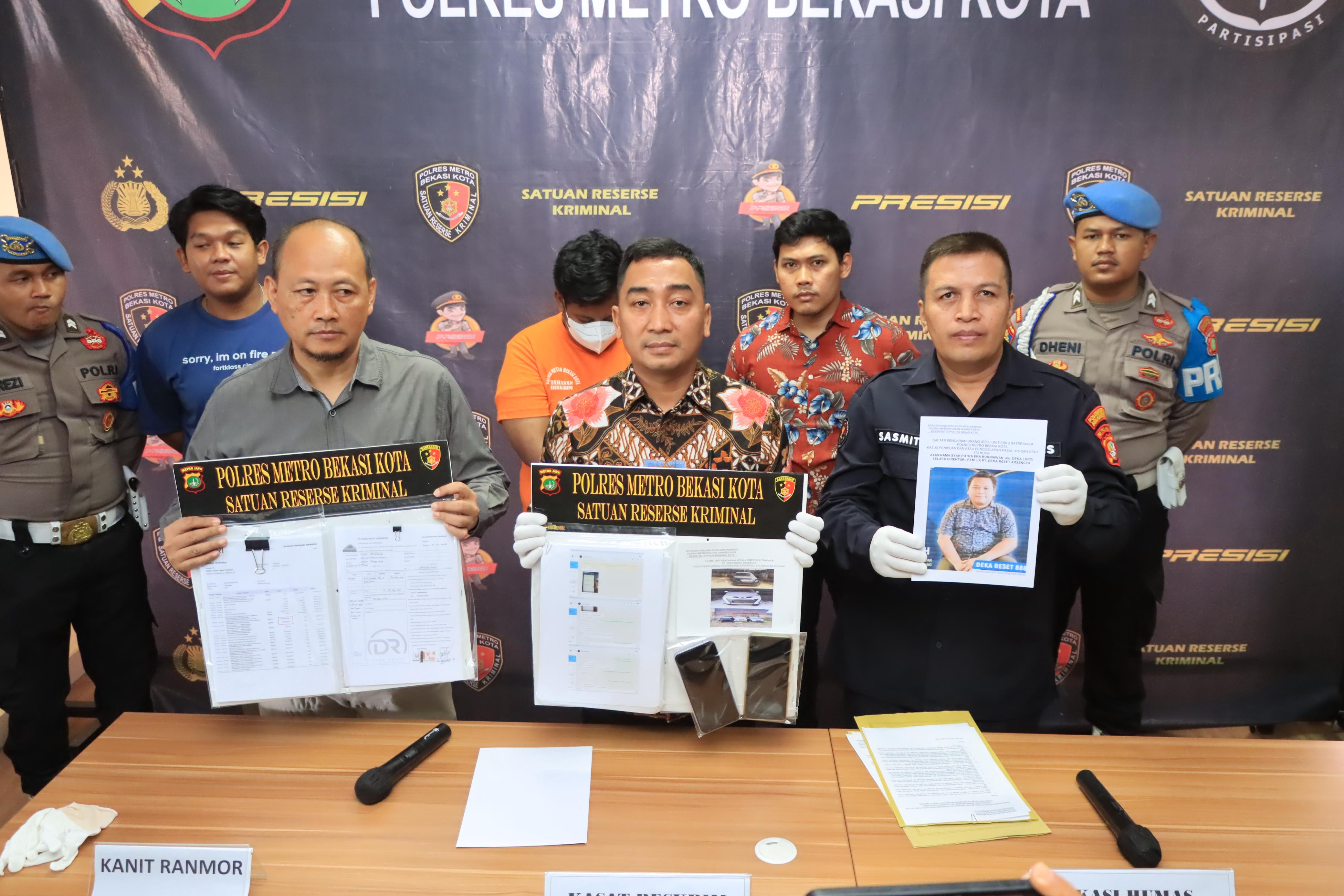 Konferensi pers kasus penipuan bermodus penjualan mobil eks taksi di Polres Metro Bekasi Kota (SinPo.id/ Humas PMJ)