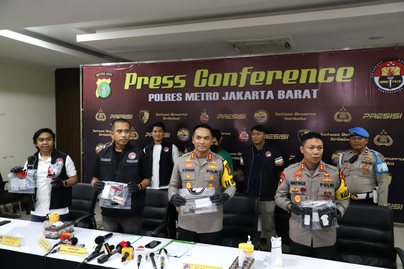Polres Jakarta Barat gelar rilis terkait tersangka Aktor Epy Kusnandar dan Yogi Gamblez menyimpan dan mengunakan Narkotika jenis Ganja (Ashar/SinPo.id)