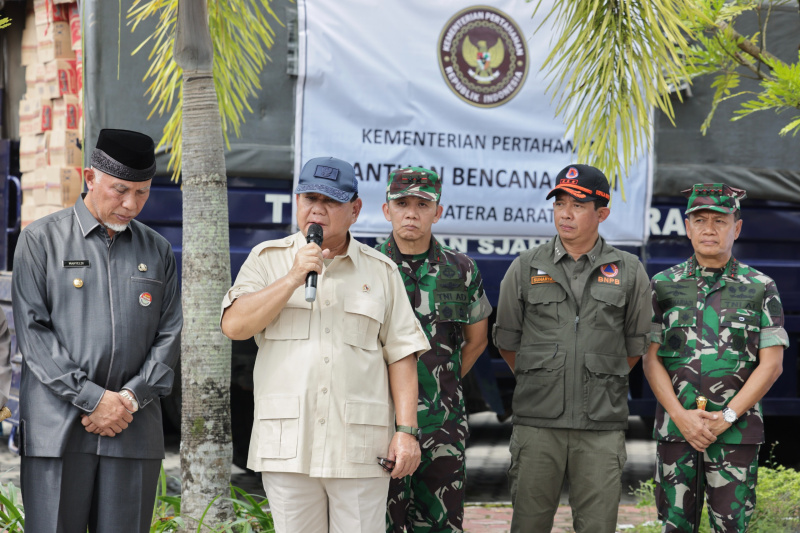 Menhan dan juga Presiden terpilih Prabowo Subianto memberikan bantuan untuk bencana Sumatera Barat (Ashar/SinPo.id)