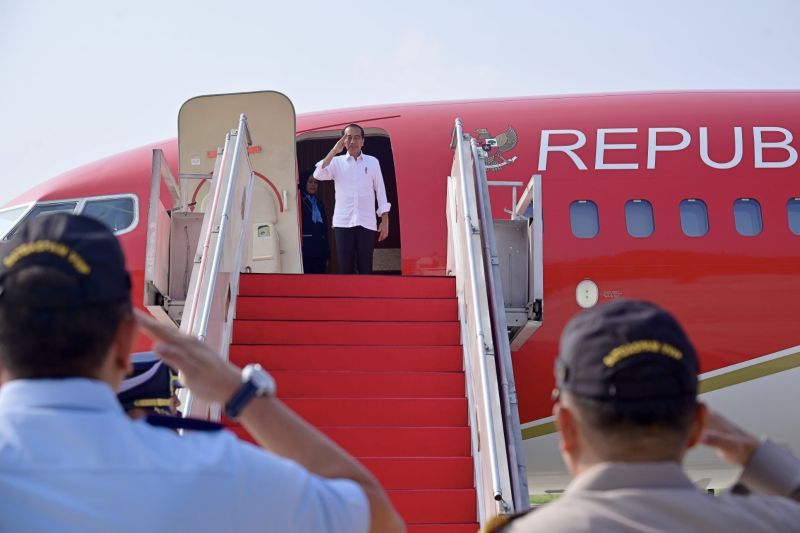 Presiden Joko Widodo bertolak menuju Provinsi Jawa Tengah untuk bertakziah ke rumah duka Syarifah Salma binti Hasyim bin Yahya, istri dari Habib Luthfi bin Yahya. (SinPo.id/Setpres)