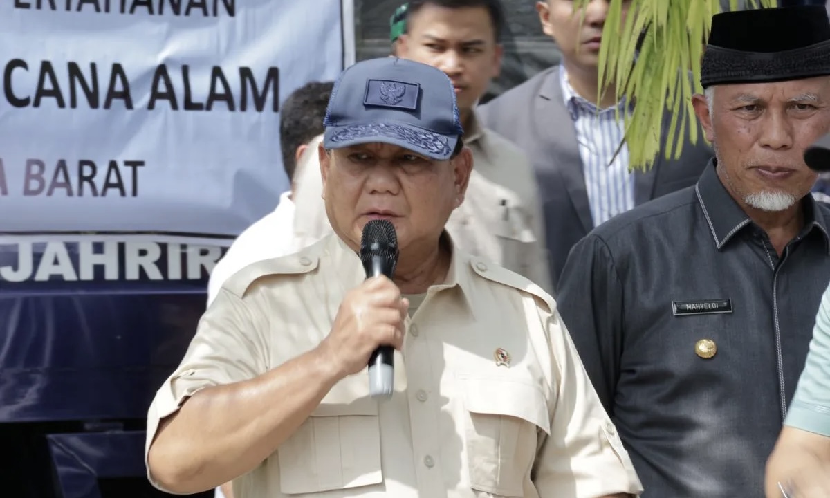Menhan RI Prabowo Subianto menyerahkan bantuan kemanusiaan kepada korban bencana banjir lahar dingin Gunung Marapi yang melanda sejumlah wilayah di Provinsi Sumbar. (SinPo.id/Antara)