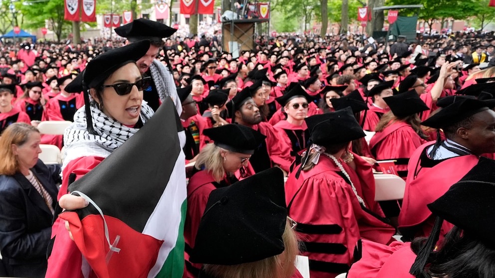 Ratusan mahasiswa Harvard walk out dari acara wisuda. (SinPo.id/AP)