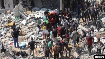 Warga Palestina mencari korban yang terperangkap di bawah reruntuhan rumah yang terkena serangan Israel (SinPo.id/ reuters)